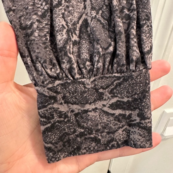 Rails Emilia Charcoal Snakeskin Long Sleeve Crew Neck Top size Small - Picture 5 of 7